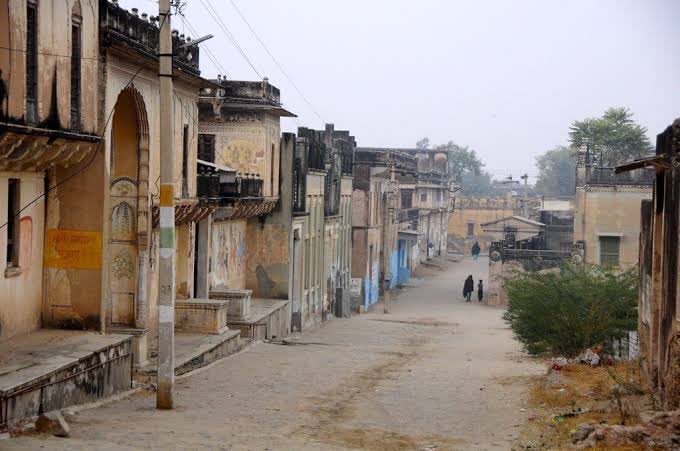 Indian Rural side never had two hoots about higher education, GDP, investment, income tax, and any such concept.

But, today I came to know about 2 shocking things which can put us in Sri Lanka, Bangladesh type economic traps as a country.

Take your time and read this. 🧵

1/