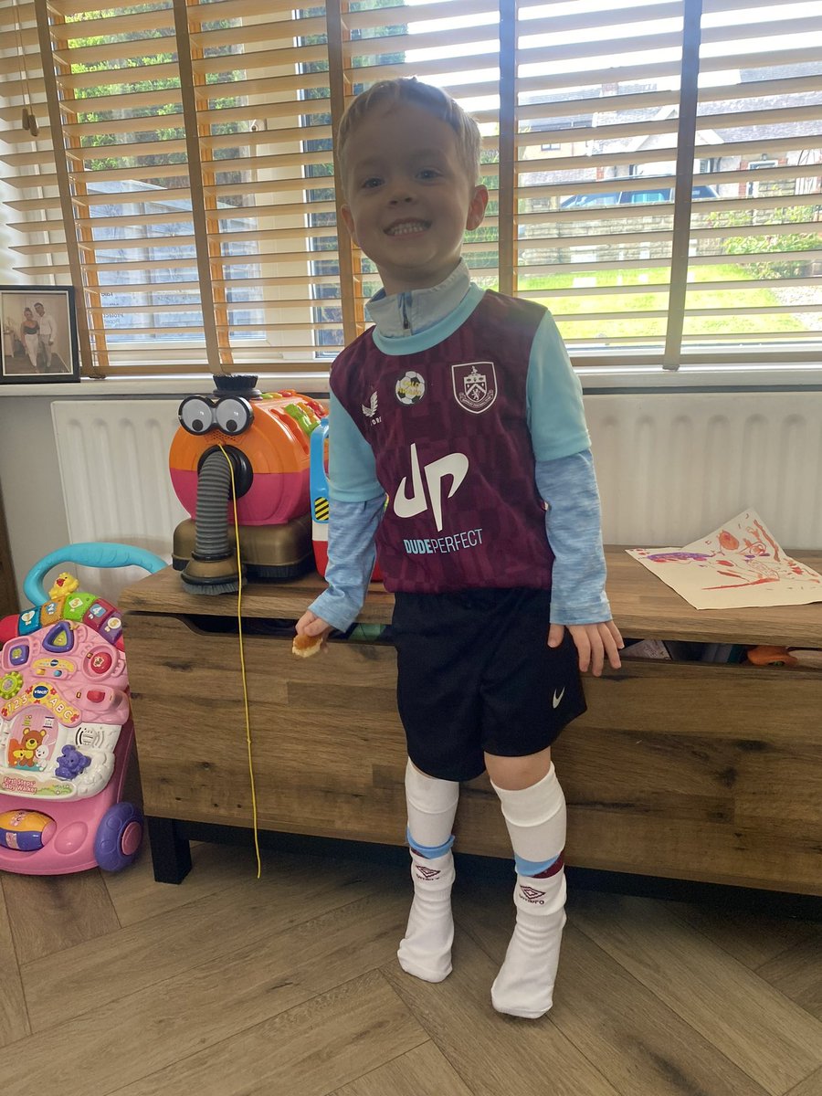 1971barry40's tweet photo. Louie is ready to help the Clarets get 3 point in the bag today. 
UTC https://t.co/Upt8pZHX4i