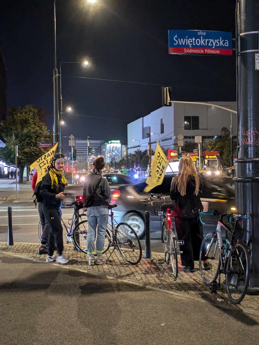 eryk_baczynski's tweet image. Wczoraj wieczorem w ramach #PatrolObywatelski wyszliśmy na ulicę udokumentować najbardziej jaskrawe ekscesy kierowców. Tam, gdzie nie działa państwo, bierzemy sprawy w swoje ręce 👐. Wszystkie zdjecia tablic osób łamiących prawo zostaną wysłane do odpowiednich służb.