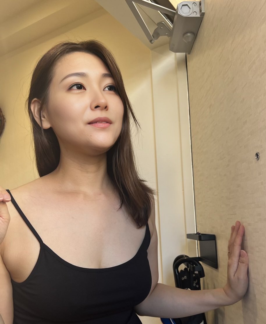 いつもこんな感じの服装で配達受け取るんだけど案外ブラ付けてないのバレてなさそう…。 https://t.co/5zRd9aeXSt