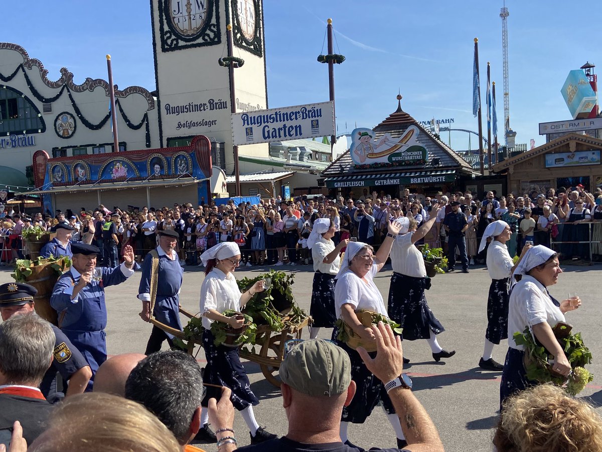 FHollauf's tweet photo. O‘zapft is! 🍺🍺🍺 #oktoberfest2024 #Wiesn #Theresienwiese #Muenchen https://t.co/CHDThhoYtm