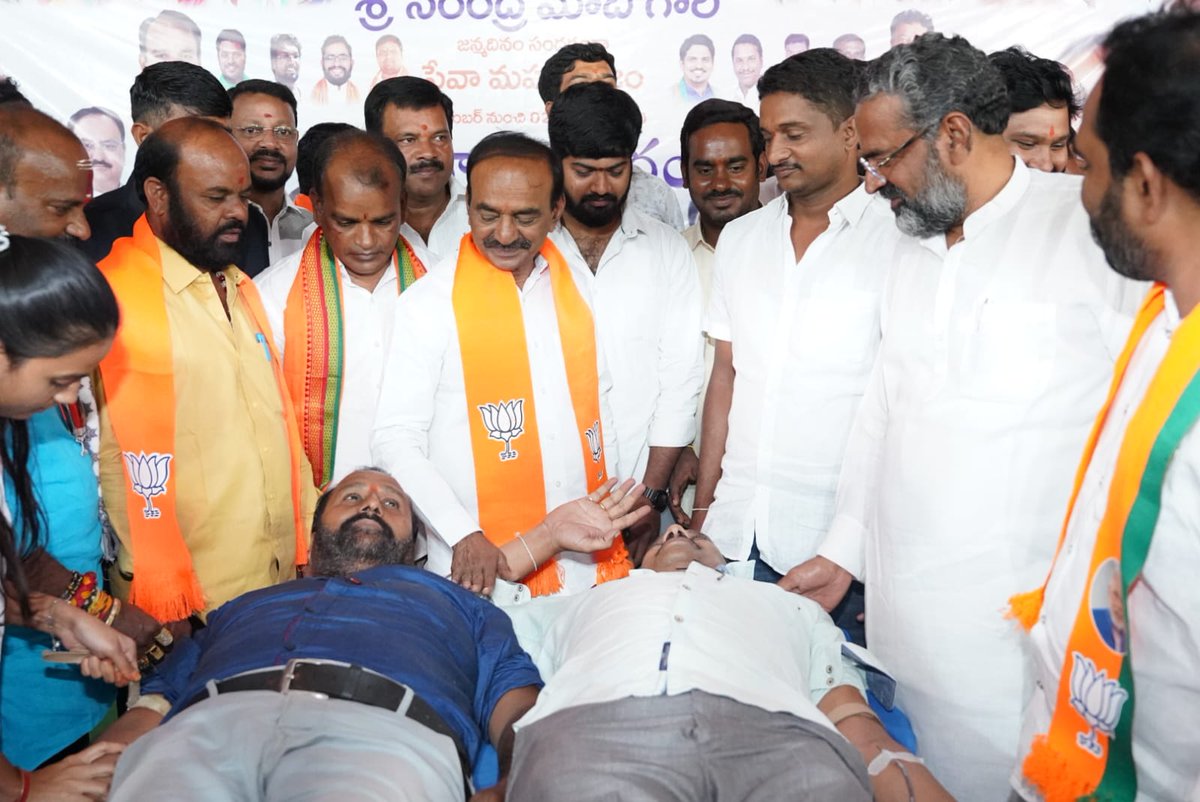 Eatala_Rajender's tweet photo. మేడ్చల్ - మల్కాజ్గిరి : BJP సిద్ధాంతకర్త దీన్ దయాల్ ఉపాధ్యాయ, మహాత్మాగాంధీ, లాల్ బహదూర్ శాస్త్రి, ప్రధాని శ్రీ @narendramodi గార్ల పుట్టినరోజులు  సెప్టెంబర్ 17 నుండి అక్టోబర్ 2 వ తేదీ మధ్యలో వస్తున్నాయి. రక్తదాన శిబిరాలు, హెల్త్ క్యాంపులు, స్వచ్ఛభారత్ కార్యక్రమాలు జరుగుతున్నాయి.
ఈ కార్యక్రమాలు దేశవ్యాప్తంగా జరుగుతున్నాయి అందులో మన దగ్గర కూడా గొప్పగా నిర్వహిస్తున్న నాయకత్వానికి, డాక్టర్లకు ధన్యవాదాలు తెలియజేస్తున్నాను. రక్తదానం చేసిన ప్రతి ఒక్కరికి ధన్యవాదములు.

పర్వతాపూర్ గ్రామం, పీర్జాదిగూడ ప్రజలు నన్ను గొప్పగా ఆదరించి, మెజార్టీ ఇచ్చినందుకు చాలా సంతోషం. మీ అందరికి కృతజ్ఞతలు.

పీర్జాదిగూడలో ఆరు బూత్ లు ఉన్నాయి. పదివేల మంది జనాభా ఉన్నారు. అందులో ఐదు శాతం మంది మాత్రమే పార్టీల పరంగా ఉంటారు మిగతా వారంతా కూడా న్యూట్రల్ గా ఉండే ఆస్కారం ఉంది కాబట్టి మీరు ప్రతి ఒక్కరి ఇంటికి వెళ్లి సభ్యత్వ నమోదు కార్యక్రమం చేయించాలని కోరుతున్నాను.

వేరే పార్టీలో ఎక్కడా కూడా ఇంతమంది మహిళలు పాల్గొనరు, అతి ఎక్కువ మంది పాల్గొనే పార్టీ భారతీయ జనతా పార్టీ. సభ్యత్వంలో 10%, 20% కాదు సగభాగం మీదే కాబట్టి మీరే బ్రహ్మాండంగా చేయడానికి ఆస్కారం ఉంది. ప్రతి కుటుంబం సభ్యత నమోదు కార్యక్రమంలో పాల్గొనాలని కోరుతున్నాను. మొత్తం తెలంగాణ గడ్డమీద ఎవరి ఎక్కువ సభ్యత్వాలు చేశారంటే మల్కాజిగిరి పార్లమెంట్ అని చూపించాలి. దీన్ని టార్గెట్ గా పెట్టుకొని పని చేయాలని కోరుతున్నాను. దీనికోసం మీరు ఎక్కడికి రమ్మన్నా వస్తానని మనవి చేస్తున్నాను.

ఈ కార్యక్రమంలో జిల్లా అధ్యక్షులు విక్రమ్ రెడ్డి, సుదర్శన్ రెడ్డి, శ్రీనివాస్, తిరుమల్ రెడ్డి, కార్పొరేటర్ పవన్ రెడ్డి, బీజేవైఎం జిల్లా అధ్యక్షులు పవన్ రెడ్డి, కౌన్సిలర్ మహేష్, బైక్యూ నాయక్, అనిల్ రెడ్డి, శ్రీ సుధా, రాణి సుధాకర్, గీతారావు, రాజమణి గార్లు తదితరులు పాల్గొన్నారు.

#BJPSadasyata2024