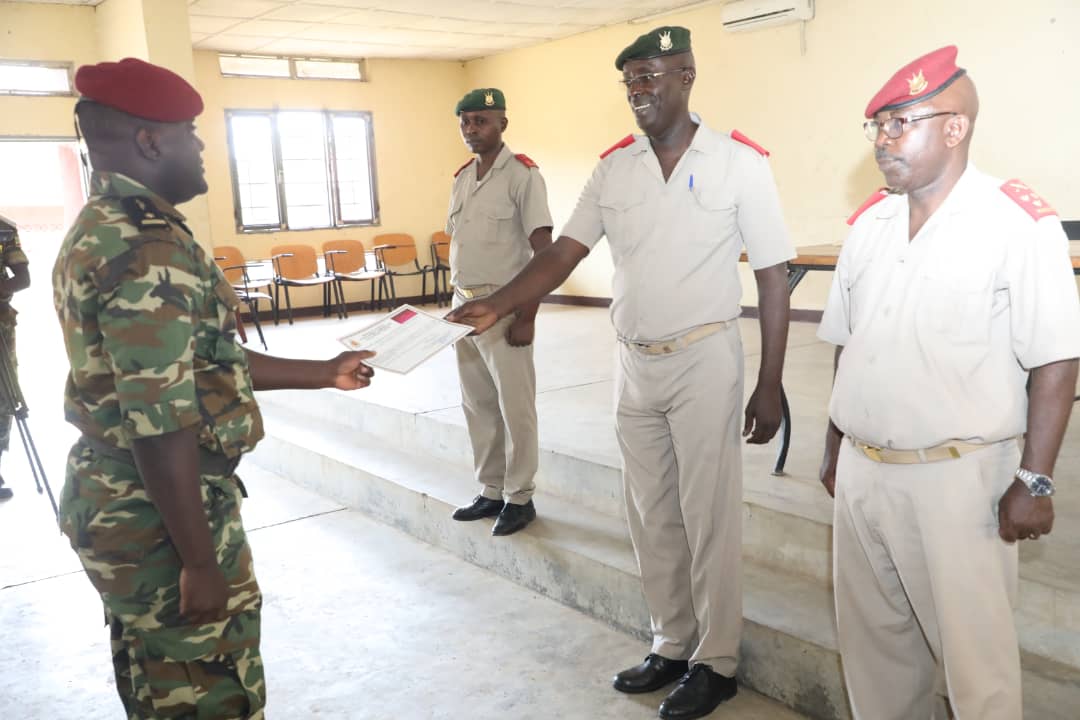 13 officiers ont reçu des certificats le 20 sept 2024 après une formation de renforcement de capacités en suivi-évaluation au centre de formation et de sensibilisation(CFS)sis à Muha. Cette formation s'inscrit dans le cadre de pérenniser le professionnalisme au sein de la FDNB.