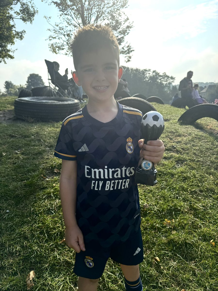 _SFJB1's tweet image. Frankie’s first football training 🥹 &amp;amp; he’s soo happy to have got the ‘player of the match’ trophy 😭💛