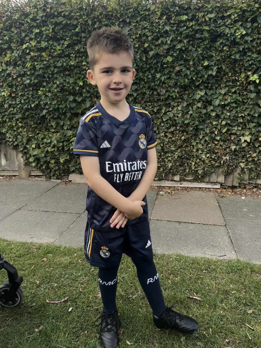 _SFJB1's tweet image. Frankie’s first football training 🥹 &amp;amp; he’s soo happy to have got the ‘player of the match’ trophy 😭💛