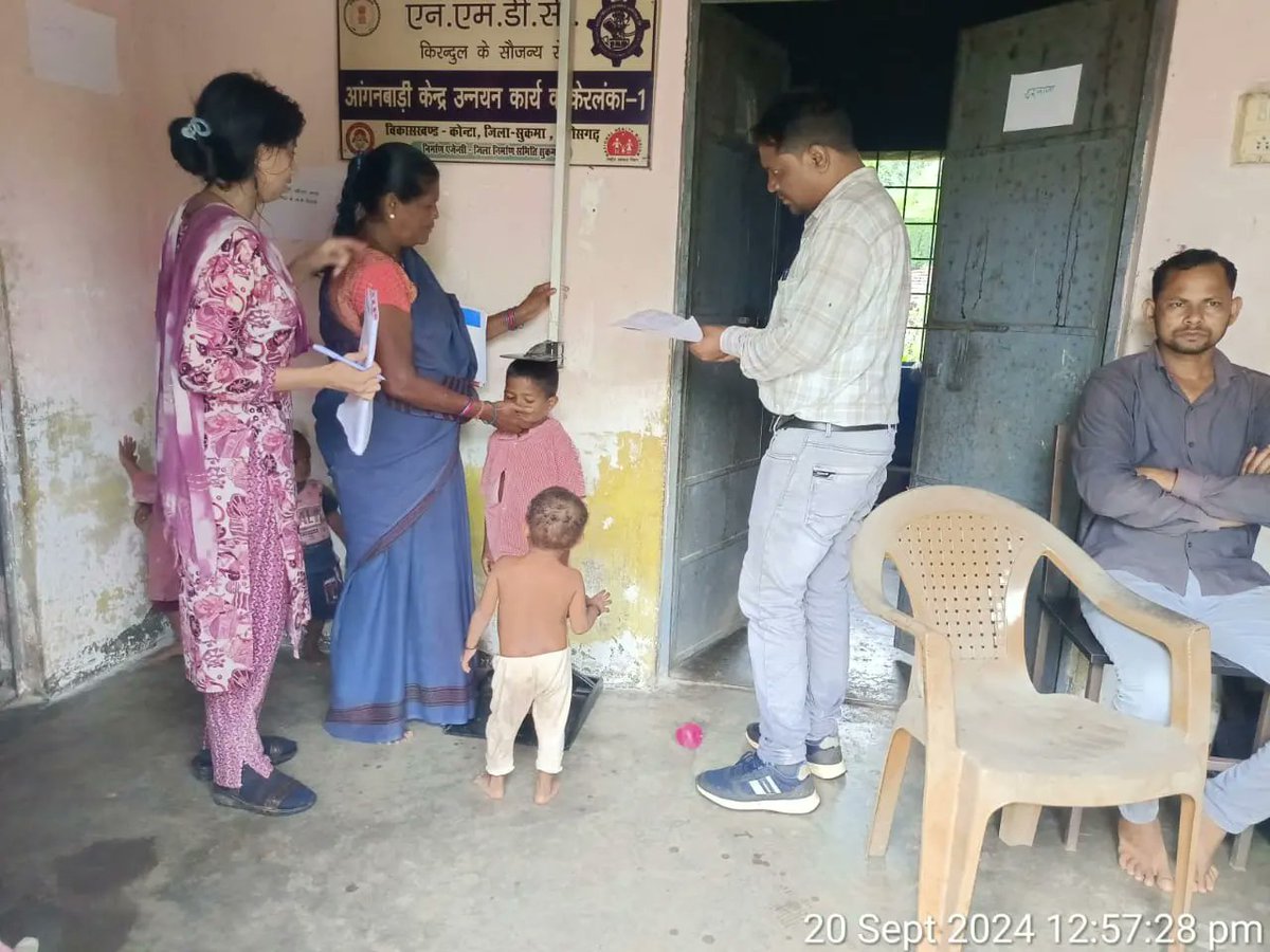 SukmaDist's tweet photo. वजन त्यौहार: सुकमा जिले में आ��गनबाड़ी केन्द्र में पोषण स्तर का आंकलन जारी।
-माताओं और पालकों को दी जा रही पोषण आहार की जानकारी।
@ChhattisgarhCMO
@WCDCgGov
#Plant4Mother #एक_पेड़_माँ_के_नाम #POSHANMaah2024 #HealthforAll #Local4Poshan #HealthforAll #Local4Poshan #CGPoshan https://t.co/JTUYkO8atv