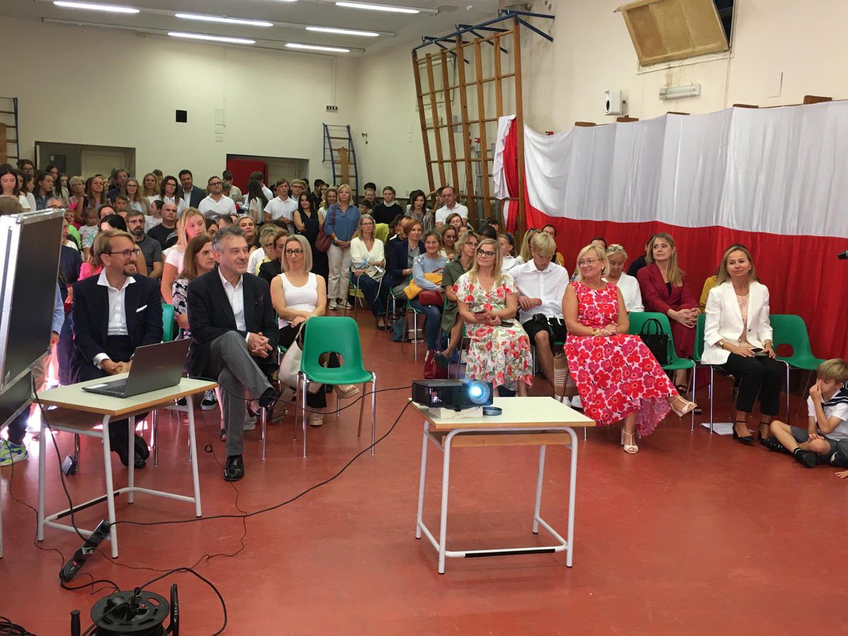 PLinItalia's tweet photo. Inauguracja roku szkolnego 📚🎒w Szkole Polskiej🇵🇱 w #Rzym z udziałem Ambasadora Ryszarda Schnepfa. To początek edukacyjnej przygody dla blisko 5️⃣0️⃣0️⃣ uczniów.
Życzymy wszystkim powodzenia w nauce i wielu sukcesów!
@MEN_GOVPL @Polska #ORPEG https://t.co/VsVrZ8cIir