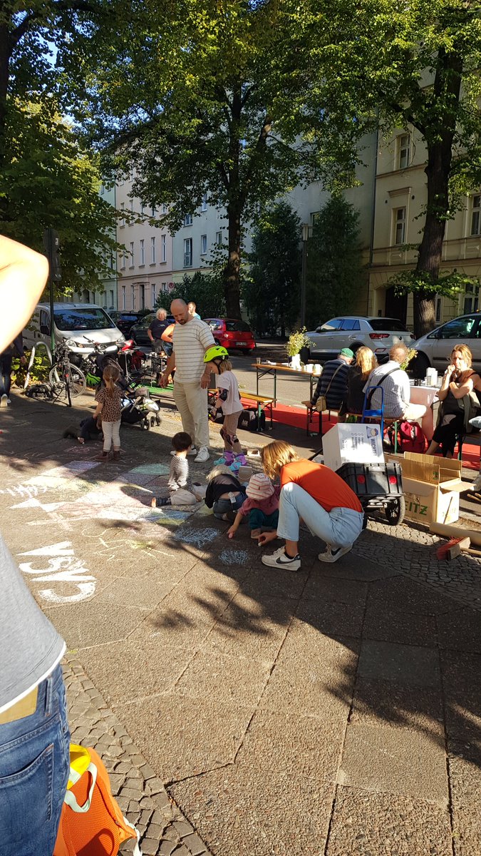 AktionAllee's tweet photo. Unser Parking Day war genau der schöne Sommer-Nachbarschafts-Begegnungs-Tag, den wir uns erhofft hatten. Vielen Dank an alle Helfer*innen und vor allem an Jana Berwig für die tolle Musik! https://t.co/sdJBpSex3b