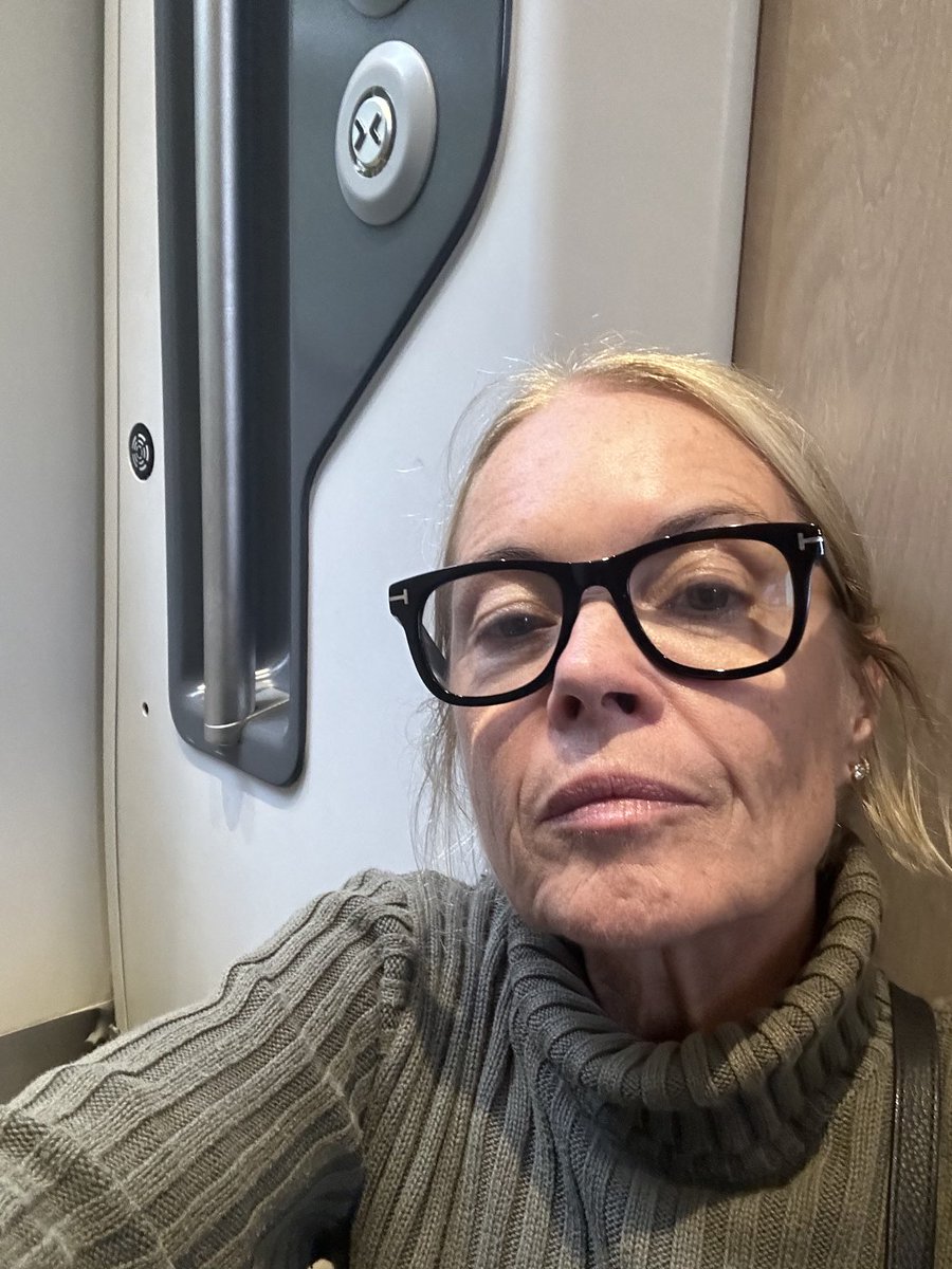 New lows for ⁦<a href="/GWRHelp/">GWR</a>⁩ A first class advance ticket buys you a seat on floor outside the toilet in a train where it’s standing room from front to rear… I’m getting back in my car!