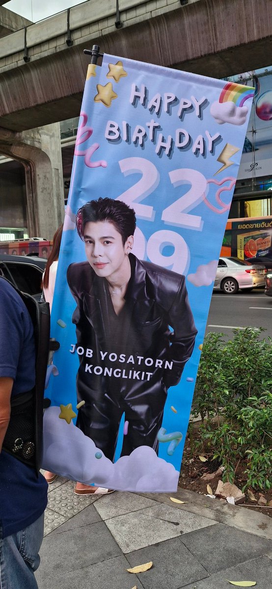 iamlillyblack's tweet photo. สยามทัก เจอคนหล่อด้วยคับ👍
พี่คนแบกก็น่ารักเฟรนลี่มากคับ❤️
#noojobby
#ProjectJob28thBD
#Job28thBirthday
#Jobyosatorn https://t.co/FActvyw088