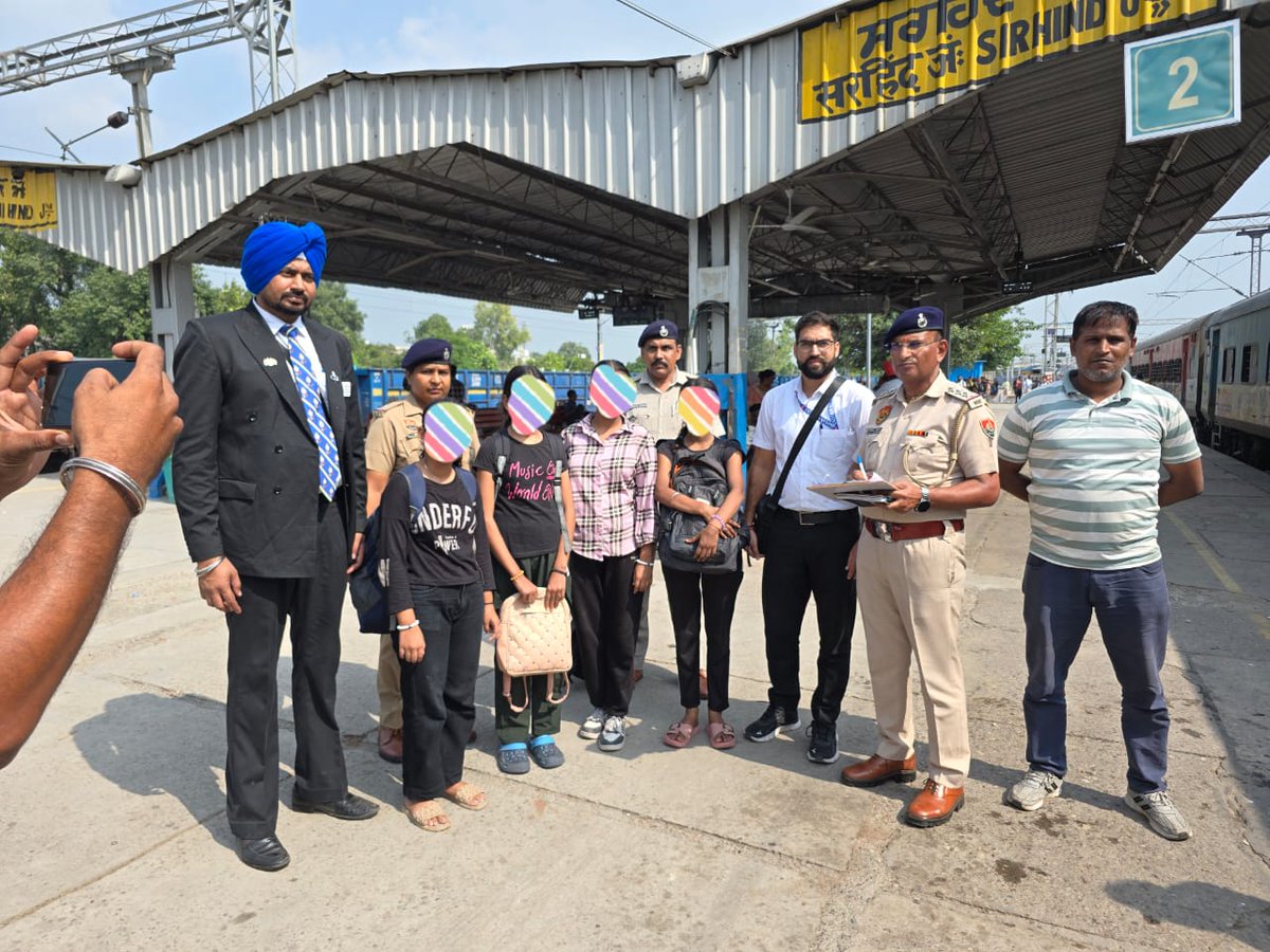 irtcso's tweet photo. @RailwayNorthern @GM_NRly @drm_fzr @srdcmfzr @RPF_INDIA  @RailMinIndia @RailwaySeva @NCPCR_ @AshwiniVaishnaw @IR_CRB 
InterNational Player S. Amarjit Singh CIT PTK, Mr. Vikas CCTC PTK locate four missing minor girls aboard a train traveling between Beas and Jalandhar City. https://t.co/IiplM0eZu0