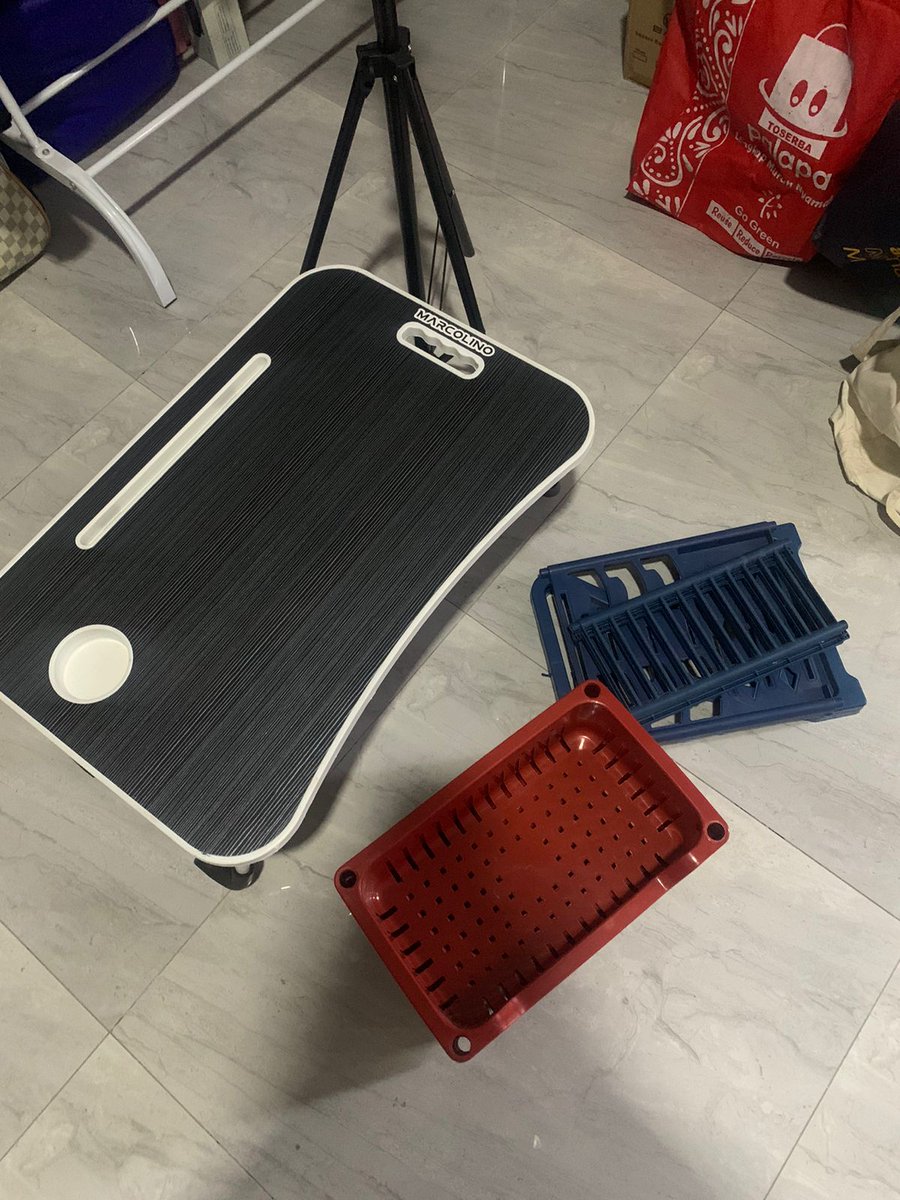 arabbmaqlum's tweet photo. Haloo temen2, karna aku uda mau pulkam dan ga kost lagii jadi aku mau jual bbrp barang kostku yaa.

Semuanya masih good condition, pemakaian 2 bulan-1 tahun. Ada sepatu, sendal, rak, dll.

Dom jaktim, bisa oren, bisa ambil di kostku. Here we go💫 https://t.co/TM15iEmGkL