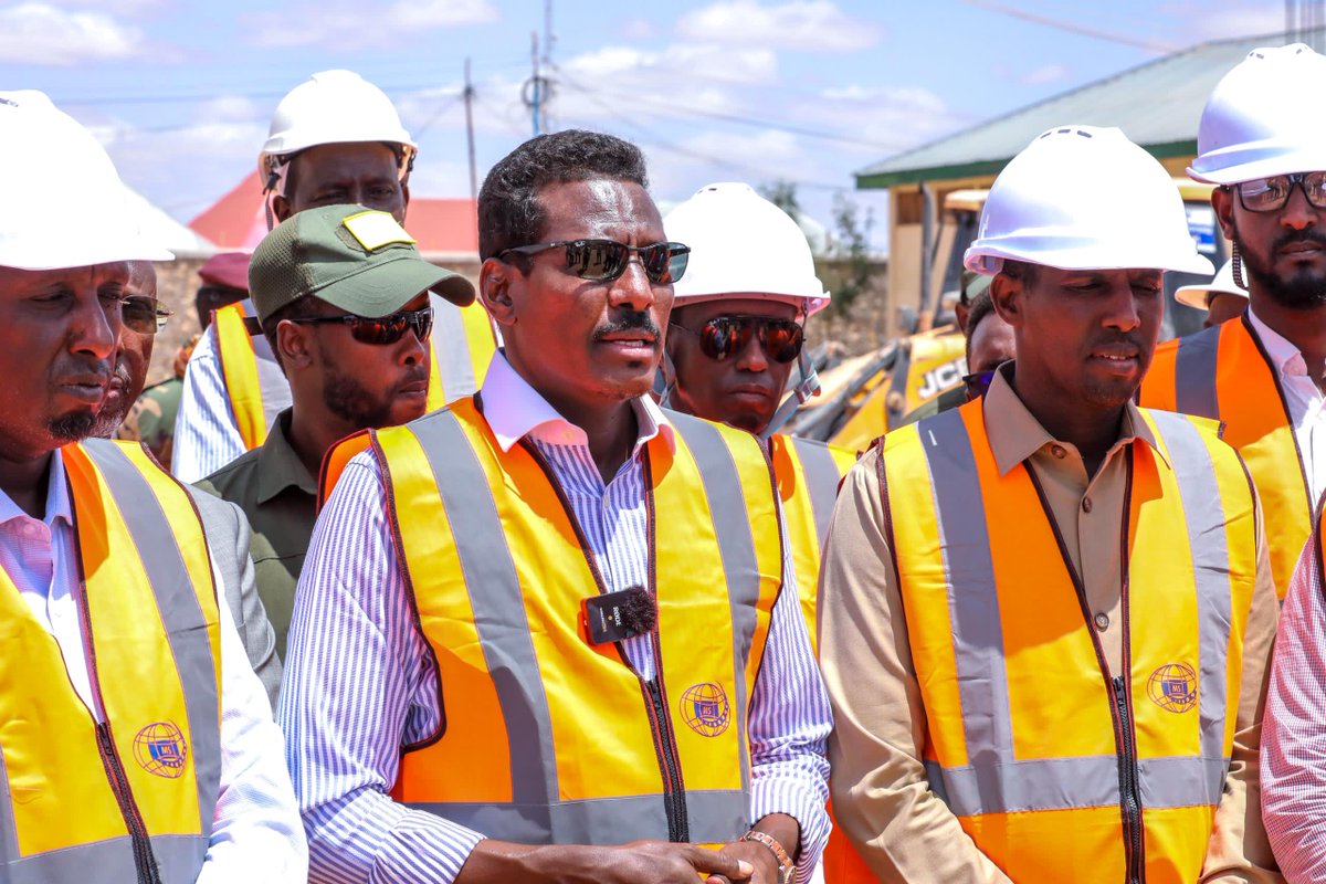ymewater's tweet photo. "This week  we were honoured by the visit of the President of the Somali Federal State of Galmudug, Honourable Ahmed Abdi Kariye to our TVET school Prof Adow. His presence was of great inspiration. #TVET
#Somalia 🇸🇴✨
@KfW_int @GermanyinSOM https://t.co/reTKyhXF8n