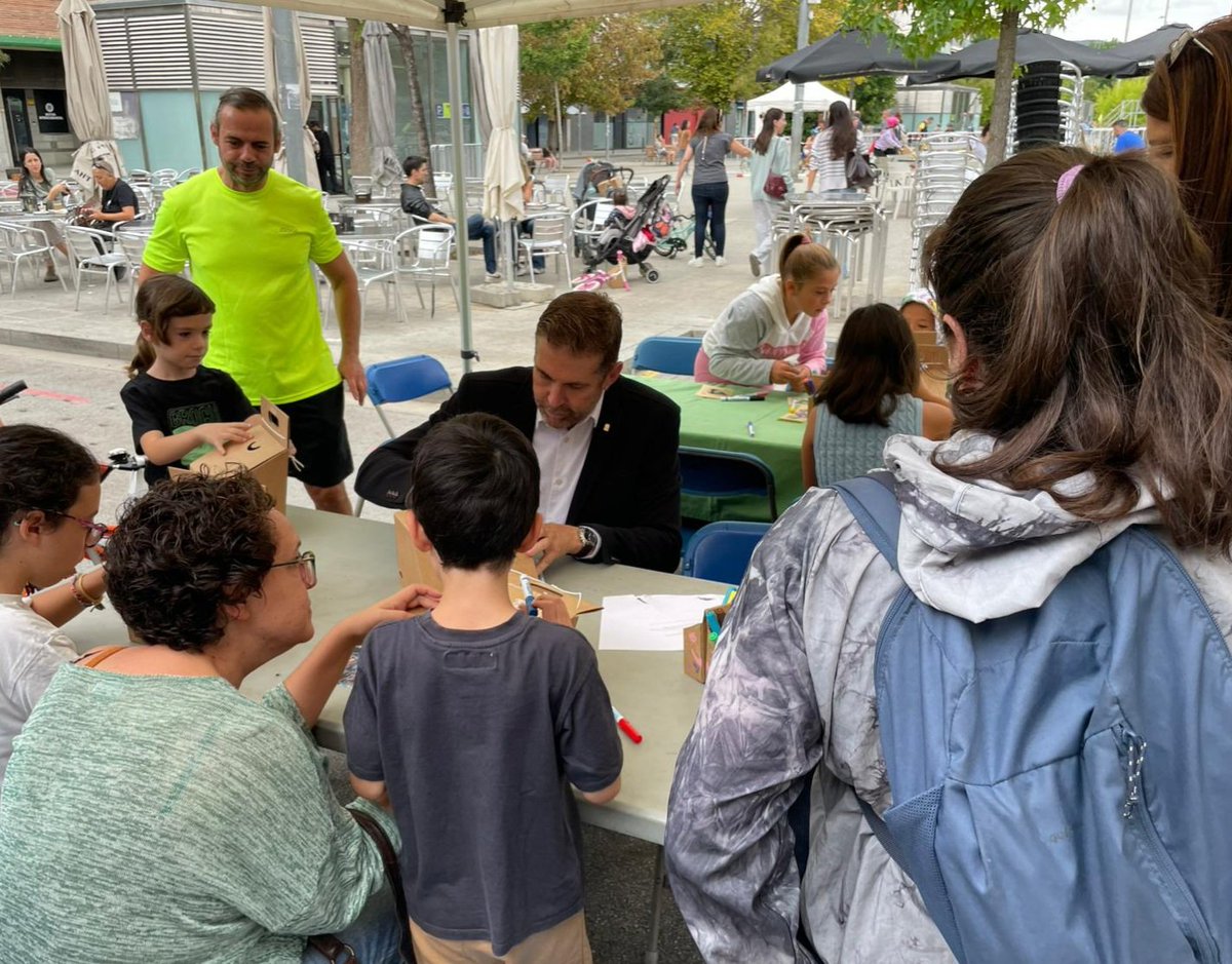 Som a la Festa de la #MobilitatSostenible de #MolletdelVallès. Des d'<a href="/AccioClimaDIBA/">Acció Climàtica de la Diputació de Barcelona</a>, donem suport al taller 'Metrominut', per potenciar els desplaçaments a peu. També, hi ha una carpa amb el programa 'Mou-te i respira!', una iniciativa per millorar la qualitar de l'aire, la