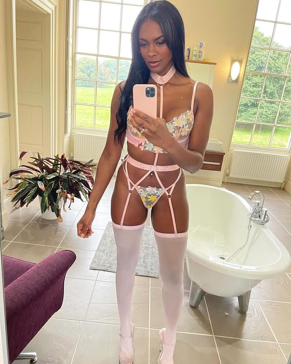 lingeriedolll's tweet photo. 4 piece baby set ๐ซ๐ฉท
#dressup #neckharness #stockings https://t.co/sY5z0cF8aZ