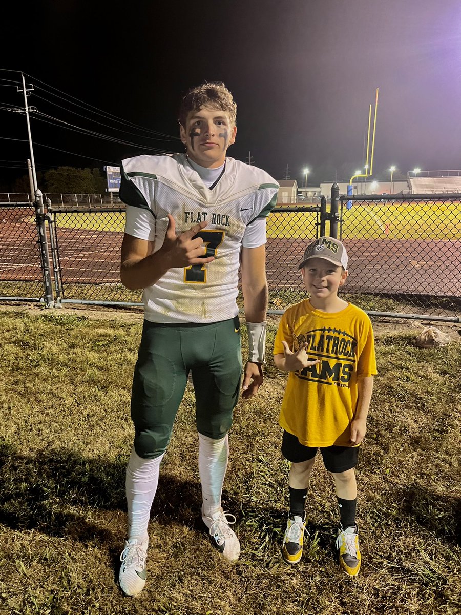 ShannonReaume's tweet photo. Week 4 completeβοΈ
On to week 5β¦letβs go!ππΌπͺπΌ
#coacheskid
#footballfamily
#faveqb
#bradyandgraham
#findaway
#gorams
@FlatRockFball
@GrahamJunge https://t.co/7Cma4nkuoJ