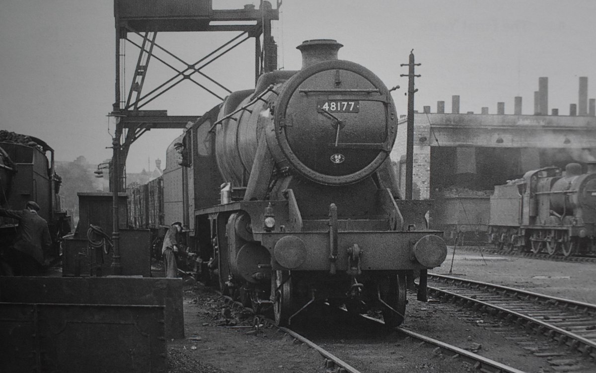 JeffAlbiston's tweet photo. 8F 48177 is seen at Bedford shed.
Date: 21st August 1954
π· Photo by Eric Sawford.
#steamlocomotive #1950s #Bedfordshire #engineshed #BritishRailways https://t.co/fPnWjMbqe4