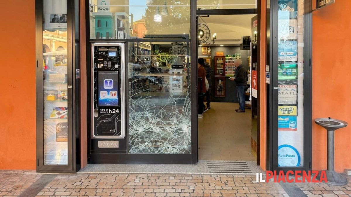 Mazzate contro la vetrina, fallisce la spaccata in piazza Duomo: Un ladro ha tentato di colpire nella tabaccheria sotto i portici dlvr.it/TDW5sK