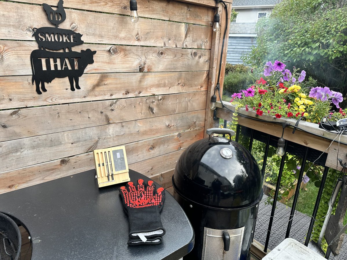 Well it happened! 😆Two racks of beef ribs on the smoker! Triple layered rub for some (hopefully) complex flavours low and slow over pecan and hickory hardwood! See ya in 8-10 hours!

#charcolesns