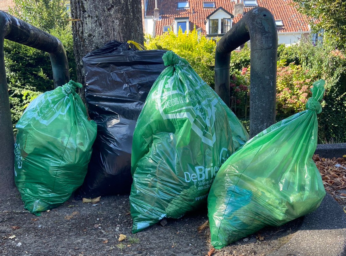 🌍 Vandaag zijn we in Amersfoort de straat op gegaan om zwerfvuil op te ruimen voor #WorldCleanupDay, samen met de <a href="/PvdAAmersfoort/">PvdAmersfoort</a>! 💪🍃 Samen voor een schonere stad!
