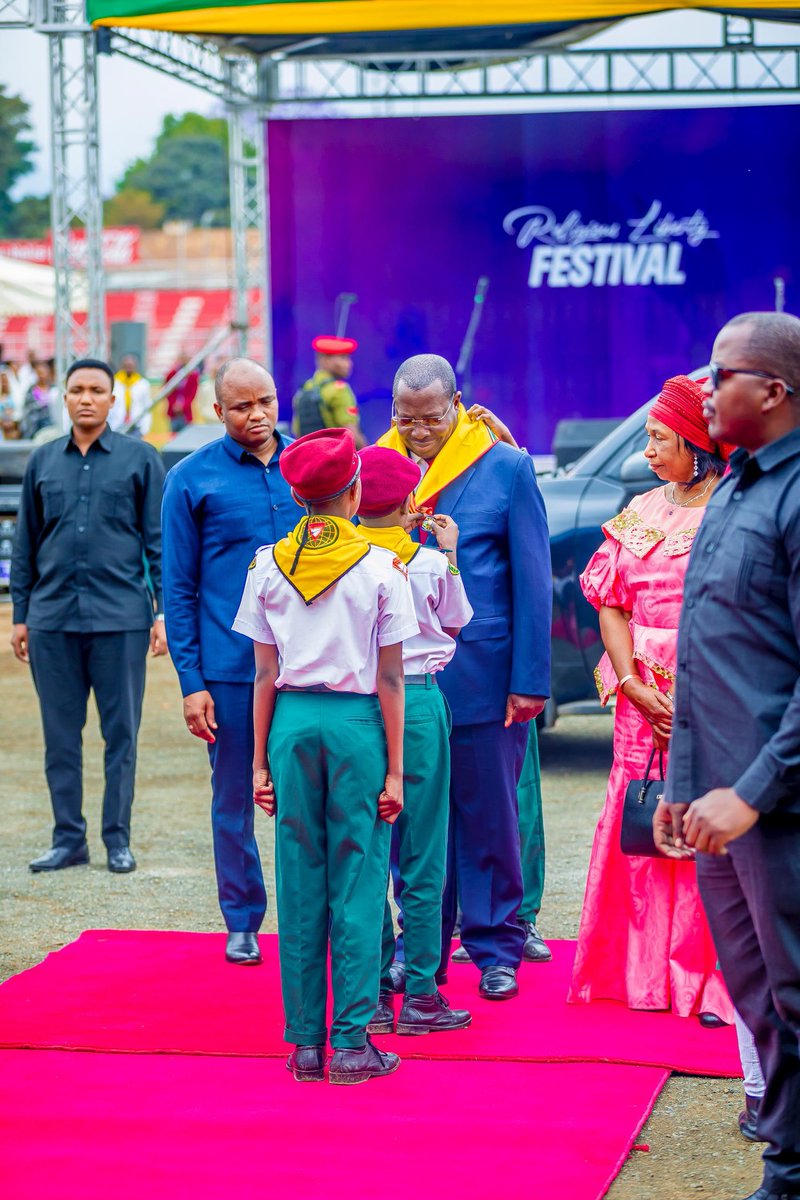 didahmedia's tweet photo. Makamu wa Rais wa Jamhuri ya Muungano wa Tanzania Mhe. Dkt. Philip Mpango na Mwenza wake Mama Mbonimpaye Mpango wamewasili katika Uwanja wa Sheikh Amri Abeid Jijini Arusha na kupokelewa na Mkuu wa Mkoa wa Arusha Mhe. Paul Christian Makonda https://t.co/L0gPMR4byV