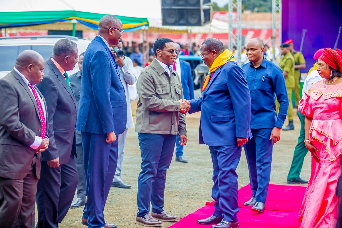 didahmedia's tweet photo. Makamu wa Rais wa Jamhuri ya Muungano wa Tanzania Mhe. Dkt. Philip Mpango na Mwenza wake Mama Mbonimpaye Mpango wamewasili katika Uwanja wa Sheikh Amri Abeid Jijini Arusha na kupokelewa na Mkuu wa Mkoa wa Arusha Mhe. Paul Christian Makonda https://t.co/L0gPMR4byV
