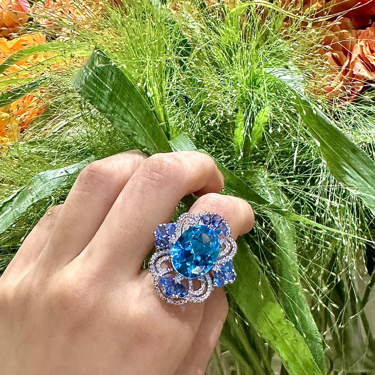 ZONGSIAJEWELRY's tweet image. Discover the mesmerizing allure of the Mystic Mirage Oval-Cut Topaz Ring. With its vibrant blue hue and intricate design, this striking piece captures the magic of ethereal elegance, adding a splash of color and enchantment to your look. #ZONGSIA #MysticMirage #TopazRing