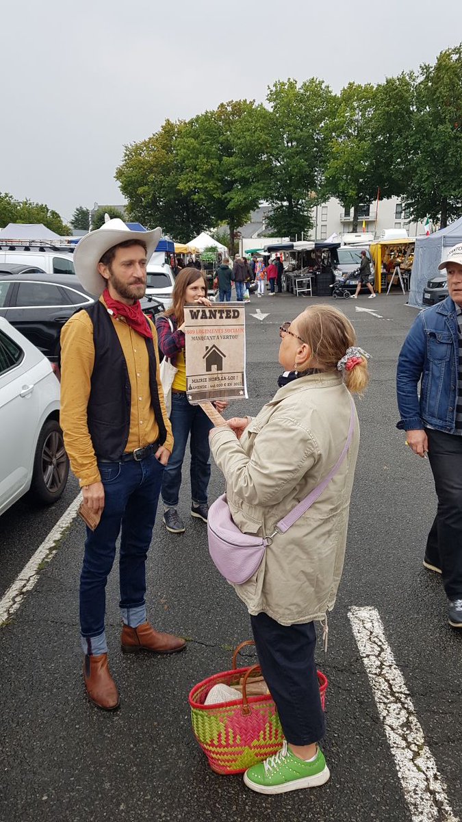 🚨 Aujourd’hui, à Vertou, nous avons fait appel à Lucky Luke pour rétablir la loi : La ville de #Vertou ne respecte pas la loi relative à la solidarité et au renouvellement urbain (SRU) qui oblige certaines communes à disposer d'au moins 25% de logements sociaux!