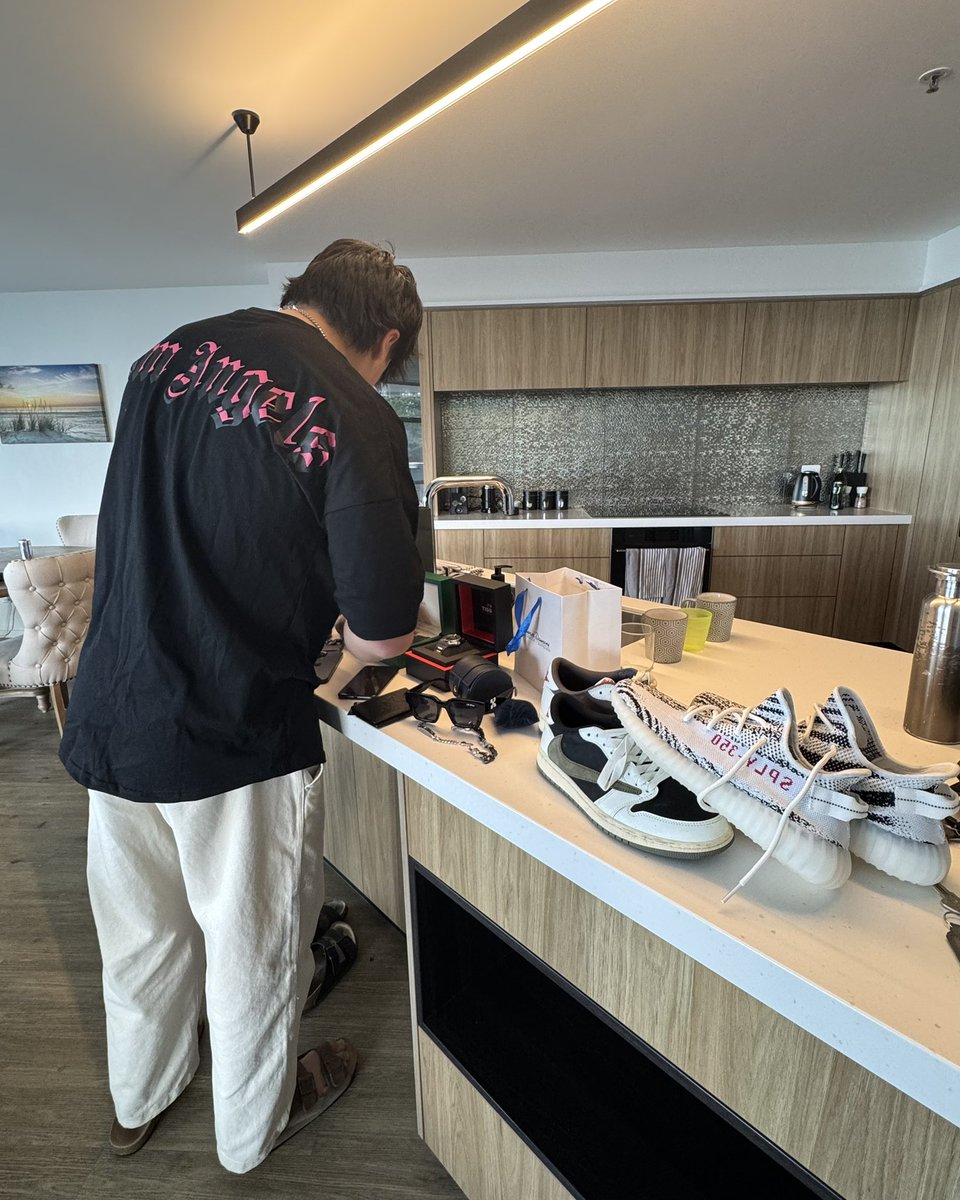 _Sam_Ecom's tweet image. $30k this month so far at only 20 years old

How do you slave away in a 9-5 

Only you to blame for your poor life decisions

Comment “penthouse” and I’ll send you all the sauce to print like this for free!