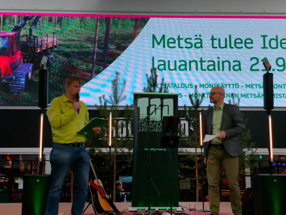 Etelä- ja Keski-Pohjanmaan metsäohjelman toimeenpanoryhmä järjesti tänään #metsä tulee Seinäjoen #ideapark:in tapahtuman, missä oli monipuolisia infopisteitä ja lapset pääsivät kokeilemaan metsäalan ammatteja. Kiitos, että sain avata tilaisuuden <a href="/mmm_fi/">MMM</a>:n metsäterveisillä.
#AMO