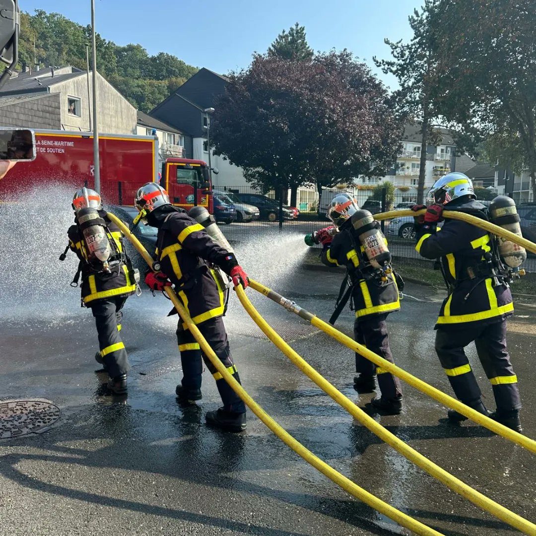 Monsieur le Maire, Christophe Doré, était présent ce matin à la journée porte ouverte de la caserne des pompiers de #Bolbec. Il a pu assister et participer à des démonstrations du personnel du centre et des jeunes sapeurs-pompiers.