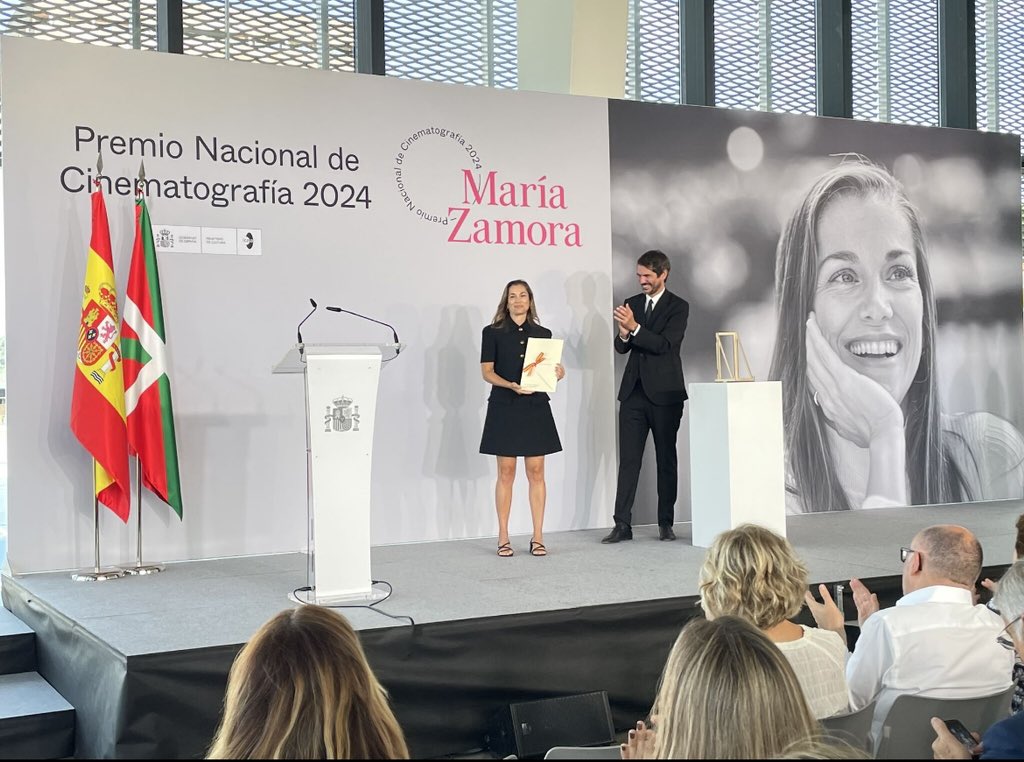 Felicidades enormes a <a href="/maria_zeta_/">María Zamora</a> por el Premio Nacional de Cinematografía 2024 que otorga el Ministerio de Cultura. 

El premio de Zamora es, indirectamente, un premio a la producción independiente española y las nuevas voces del cine no solo delante sino detrás de la pantalla.