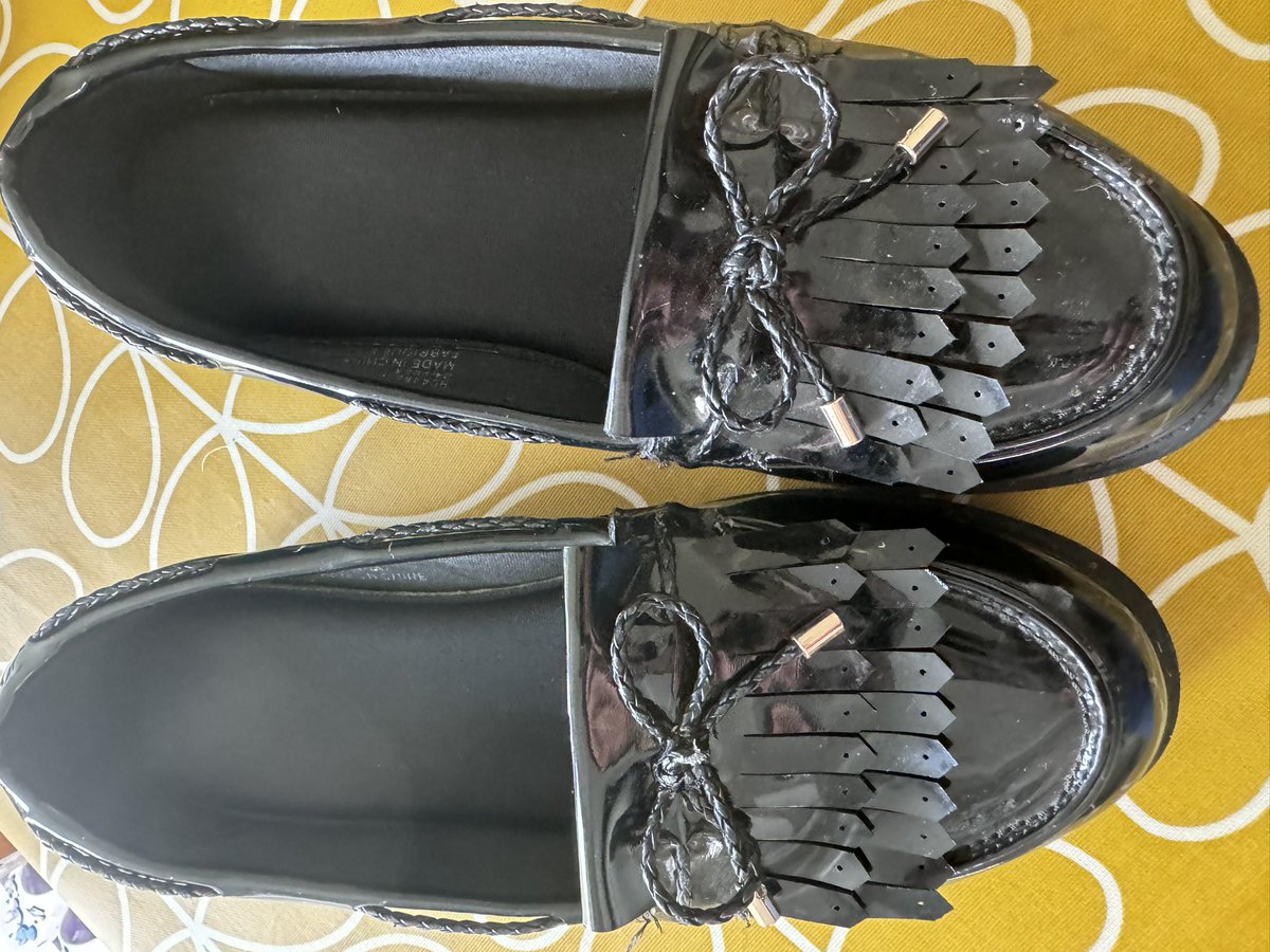 AkitoAvalanche's tweet photo. @riverisland two weeks wear - won’t be purchasing school shoes from you again https://t.co/lP78DPkoAe