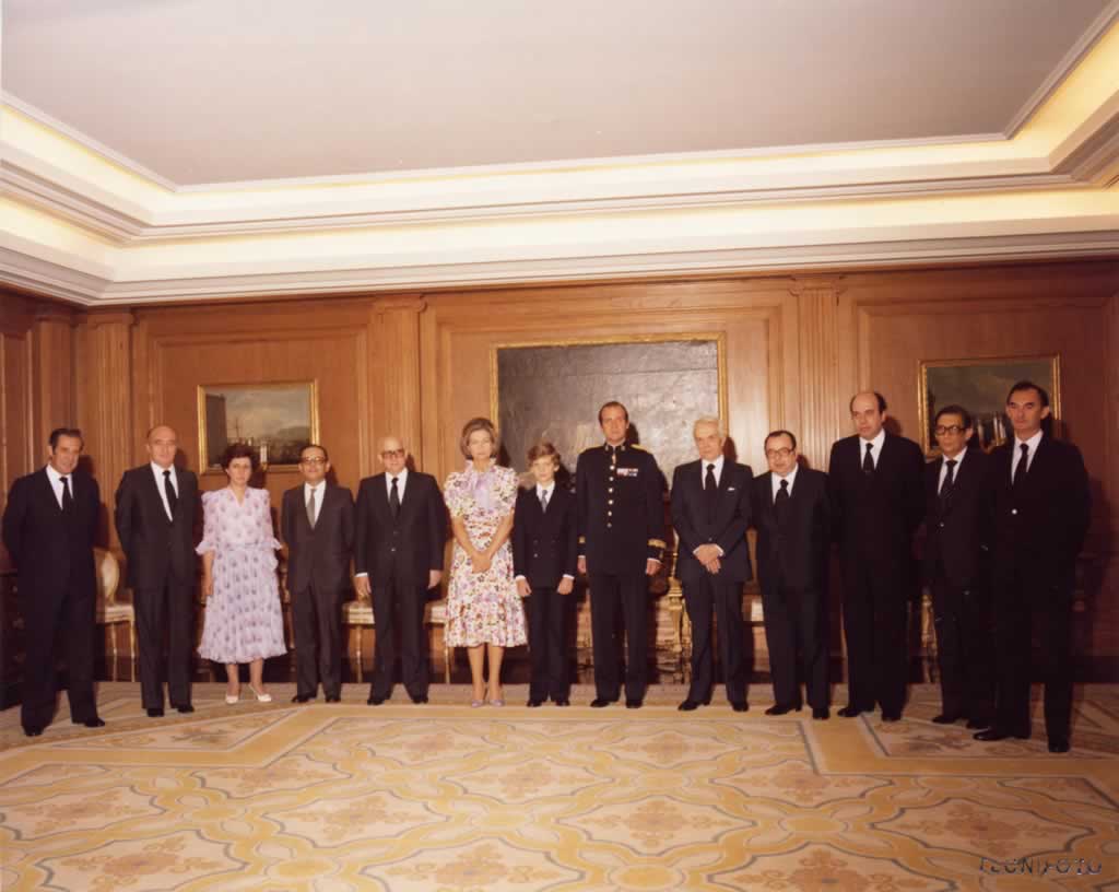 ¡Cómo hemos permitido que ocurriera esto! ¡Cómo ha sido posible tal degradación institucional! Estaba ahora mismo leyendo la sentencia del Tribunal Constitucional español de 16 de marzo de 1981 y miren quienes formaban la Sala Segunda, que le emite: don Jerónimo Arozamena Sierra,