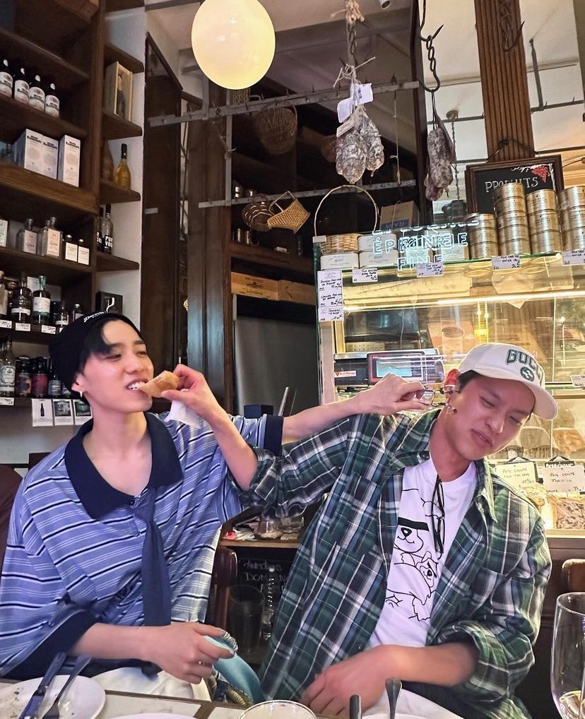 this was absolutely insane like i was just casually scrolling thru his post being like “aw paris pics cute” and then this appeared and i couldn’t believe my eyes i had to do a double take and make sure i wasn’t hallucinating they’re sick to the core for this