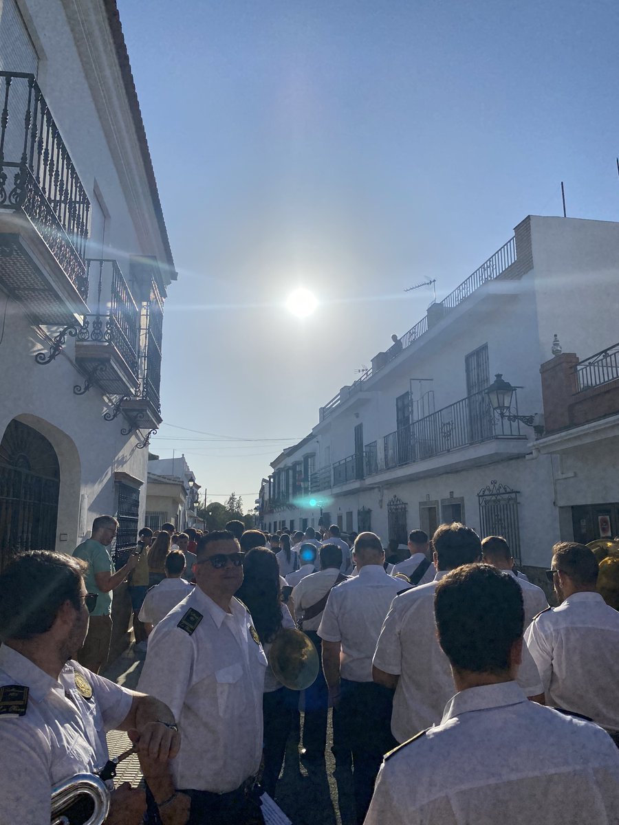 #100VeraCruz | Llegamos a la calle Maestro Borrego. Suenan:

- La Orgía Dorada
- Los Generales
- Como tú, ninguna

#SuenaLaOliva #SanlúcarlaMayor #VCruzSanlúcar <a href="/veracruzsanluca/">VERA-CRUZ Sanl.Mayor</a>