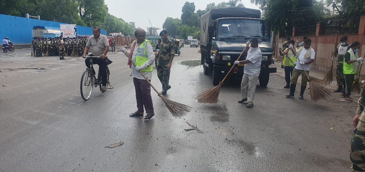 BSF_BICIT's tweet photo. #SHS #SwachhataHiSeva2024
"Swachhata Hi Seva - 2024 Campaign"
BICIT BSF New Delhi Organized a cleanliness drive under the swachhata hi seva - 2024 campaign on 14th Sept 2024.
#BSF #BICIT https://t.co/XIPDTRcUPd