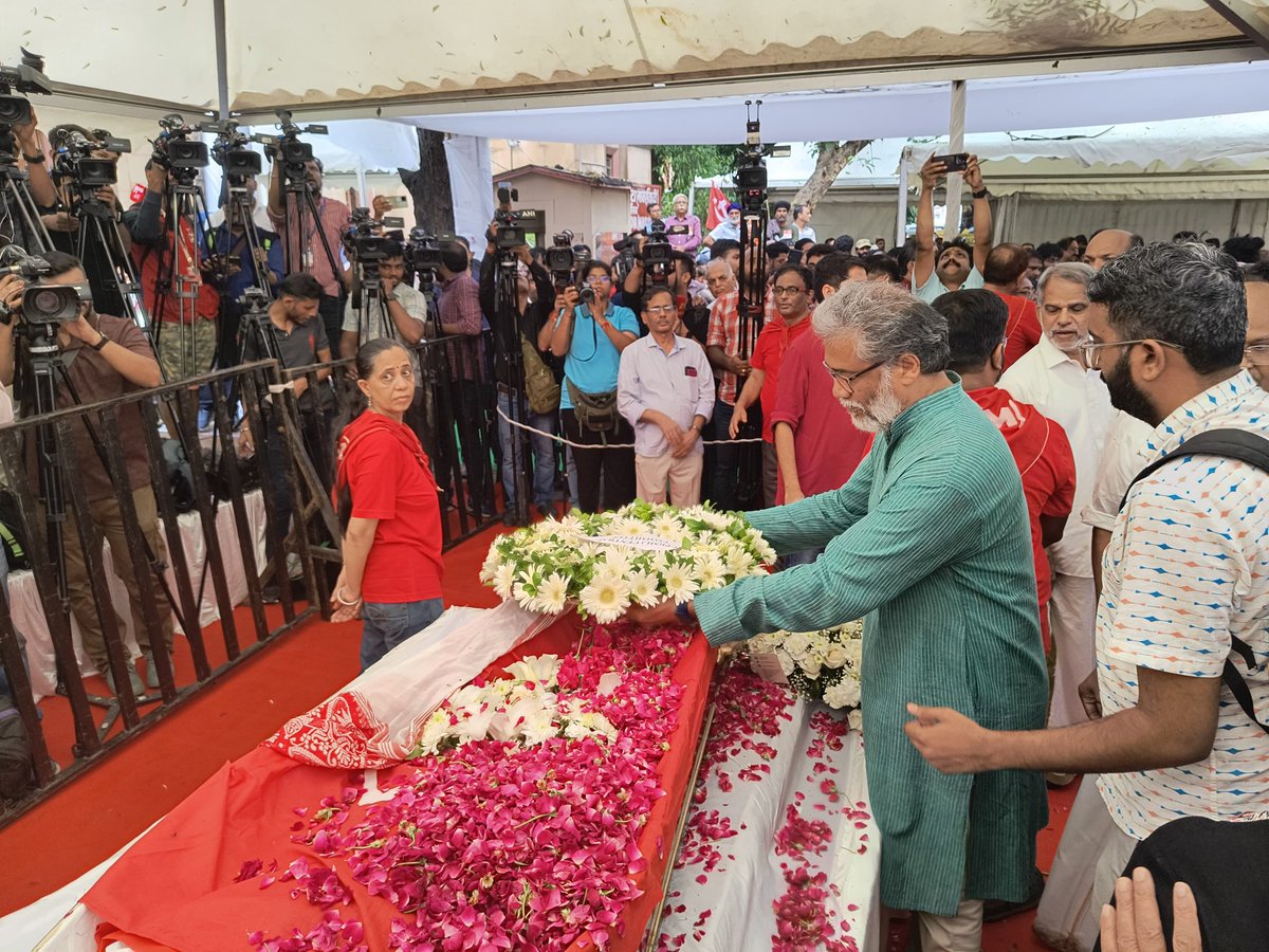 _Safeeraa_'s tweet photo. आज दिल्ली के AKG भवन में CPI-ML के महासचिव कॉमरेड दीपांकर भट्टाचार्य ने CPIM के महासचिव कॉमरेड सीताराम येचुरी को श्रद्धांजलि अर्पित की।

पार्टी की केंद्रीय कमेटी की ओर से कॉमरेड दीपांकर ने कॉमरेड सीताराम येचुरी के परिवार, पार्टी सदस्यों और दोस्तों के प्रति संवेदना भी व्यक्त की। https://t.co/YtJVcLLYXX