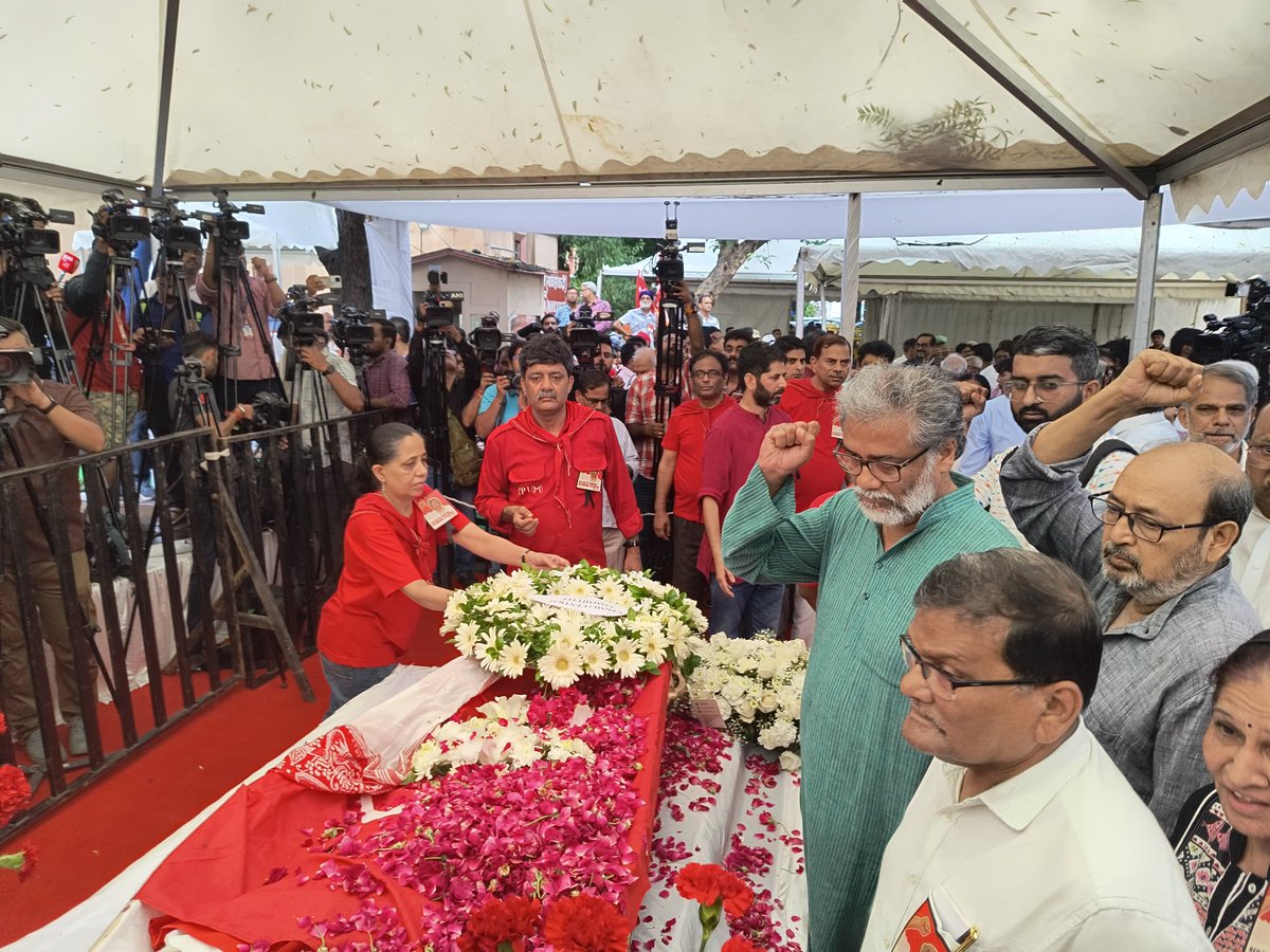_Safeeraa_'s tweet photo. आज दिल्ली के AKG भवन में CPI-ML के महासचिव कॉमरेड दीपांकर भट्टाचार्य ने CPIM के महासचिव कॉमरेड सीताराम येचुरी को श्रद्धांजलि अर्पित की।

पार्टी की केंद्रीय कमेटी की ओर से कॉमरेड दीपांकर ने कॉमरेड सीताराम येचुरी के परिवार, पार्टी सदस्यों और दोस्तों के प्रति संवेदना भी व्यक्त की। https://t.co/YtJVcLLYXX