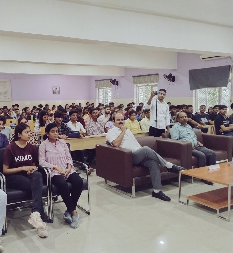 iisf_knit's tweet photo. The #SmartIndiaHackathon 2024 at KNIT Sultanpur wrapped up with 35 teams selected for the national level! 💡 Over 200+ ideas were pitched on challenges like smart classrooms, drug tracking, &amp; more. Kudos to all participants for their innovation &amp; teamwork!  #SIH2024 #TechForGood https://t.co/P1J1OViYEG