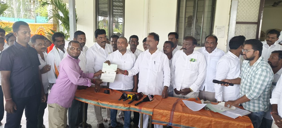 MLAGSRBHPL108's tweet photo. రూ.18,98,500/- విలువైన సీఎంఆర్ఎఫ్ చెక్కులను లబ్దిదారులకు అందజేసిన ఎమ్మెల్యే 
 ఎమ్మెల్యే క్యాంపు ఆఫీస్ లో మహా అన్నదానం..
వినాయక నవరాత్రి వేడుకలను పురస్కరించుకొని భూపాలపల్లి లోని స్థానిక ఎమ్మెల్యే క్యాంపు కార్యాలయంలో ఏర్పాటుచేసిన గణనాథునికి పూజా కార్యక్రమాలు ఘనంగా సాగుతున్నాయి. https://t.co/qC23raPTHQ