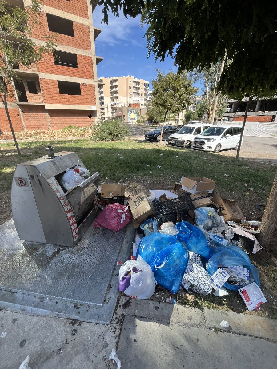 hulyAltingoz's tweet photo. Yalı mahallesi idil Biret caddesi çöplerin alınması gerekiyor. @karsiyakabel https://t.co/VQkj6mYlEZ