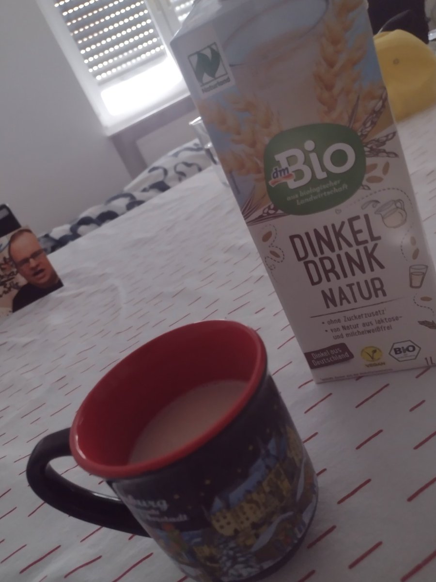 Daefanta's tweet image. Bevor es heute zur Tram-EM und dann weiter nach Hamburg geht, wird noch in Ruhe eine Dinkelmilch genossen. Ich hoffe, ihr habt einen ebenso dinkeltastischen Start in den Tag 🤠