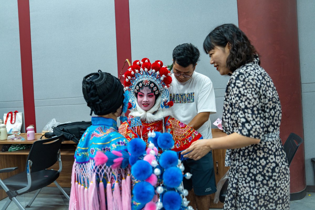 izhejiang's tweet photo. On Sept 12, students in Tantou village, Wuyi county, #Jinhua, performed traditional #WujuOpera for villagers. Wuju artists offered lessons on site, immersing kids in the opera's charm. Known as the home of Wuju, Wuyi county is actively promoting this cultural heritage item.📸/IC https://t.co/6NRD8dA6I9