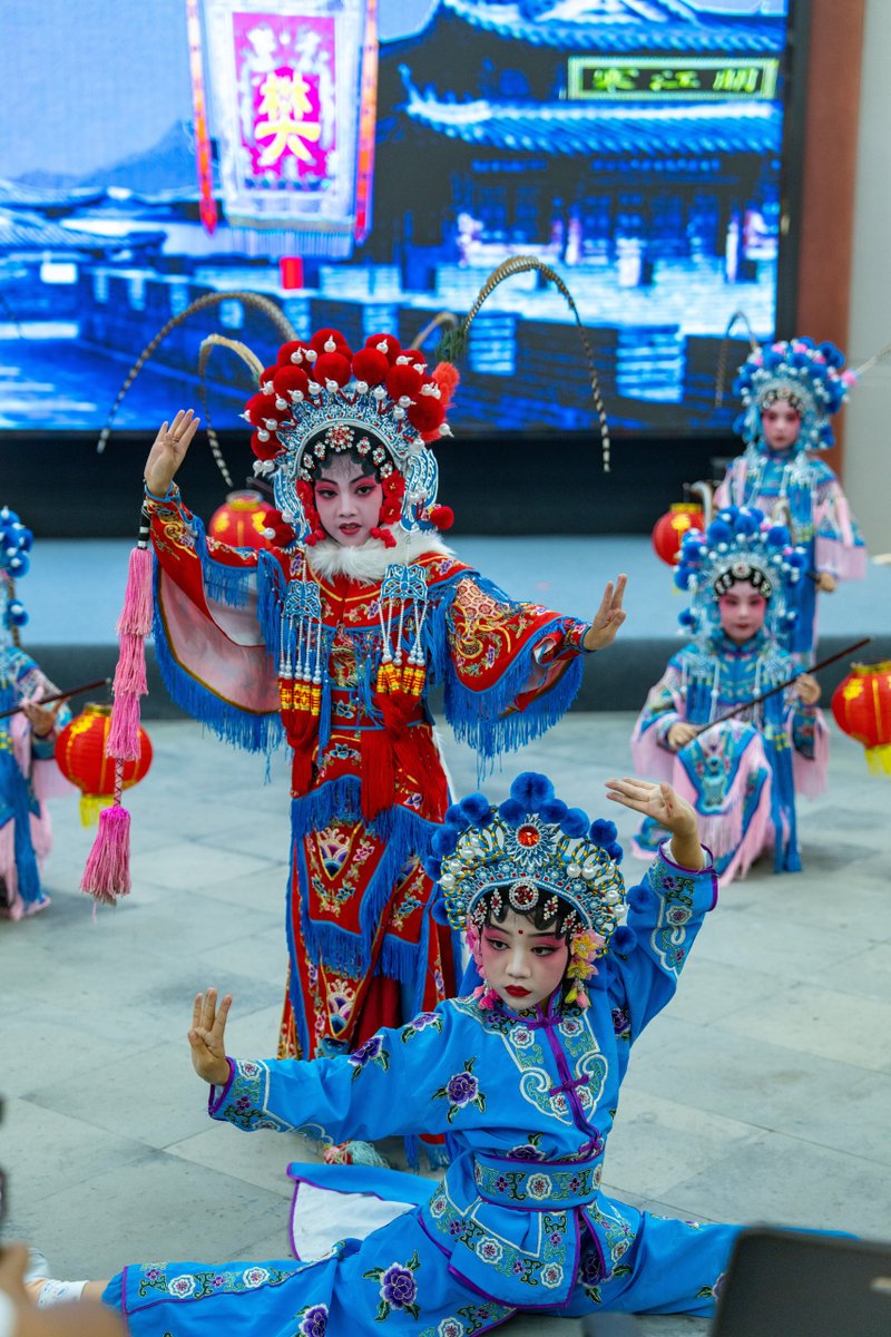 izhejiang's tweet photo. On Sept 12, students in Tantou village, Wuyi county, #Jinhua, performed traditional #WujuOpera for villagers. Wuju artists offered lessons on site, immersing kids in the opera's charm. Known as the home of Wuju, Wuyi county is actively promoting this cultural heritage item.📸/IC https://t.co/6NRD8dA6I9