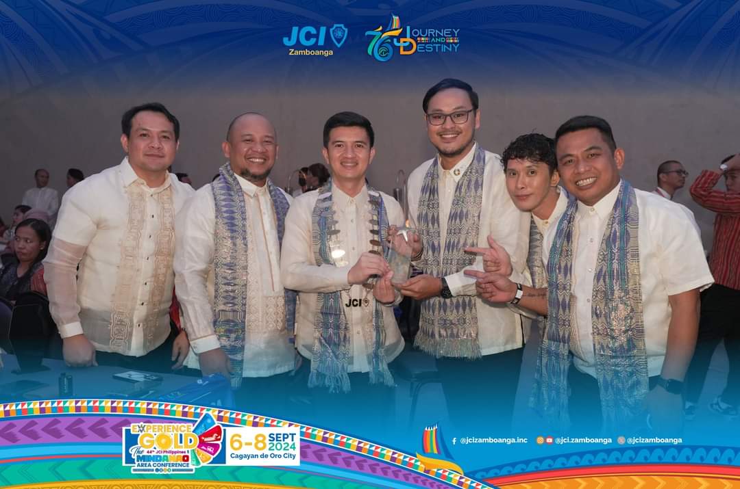 jcizamboanga's tweet photo. ⛵️ 𝗝𝗖𝗜 𝗭𝗮𝗺𝗯𝗼𝗮𝗻𝗴𝗮 𝗧𝗿𝗶𝘂𝗺𝗽𝗵𝘀 𝗮𝘁 𝘁𝗵𝗲 𝟰𝟰𝘁𝗵 𝗠𝗶𝗻𝗱𝗮𝗻𝗮𝗼 𝗔𝗿𝗲𝗮 𝗖𝗼𝗻𝘃𝗲𝗻𝘁𝗶𝗼𝗻:
𝗔 𝗝𝗼𝘂𝗿𝗻𝗲𝘆 𝗧𝗼𝘄𝗮𝗿𝗱 𝗢𝘂𝗿 𝗗𝗲𝘀𝘁𝗶𝗻𝘆 🌟

Under the powerful theme "𝑱𝒐𝒖𝒓𝒏𝒆𝒚 𝒂𝒏𝒅 𝑫𝒆𝒔𝒕𝒊𝒏𝒚", JCI Zamboanga embarked on a...

1/14 https://t.co/Oes7BtWaZL