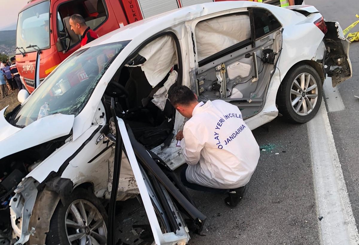 habercix_'s tweet image. #Kafa kafaya çarpıştılar: 3 ölü, 4 yaralı 

#Sinop'ta iki otomobilin kafa kafaya #çarpıştığı kazada 3 kişi hayatını #kaybetti, 4 kişi yaralandı.

#sinap #kaza 

 yenijournal.com/kafa-kafaya-ca…