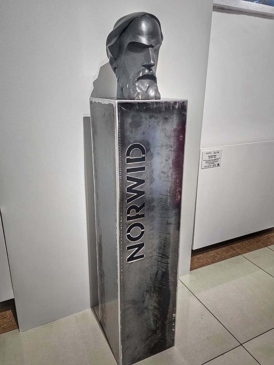 NaszaHuta's tweet photo. W sercu Nowej Huty, w Ośrodku Kultury Norwida, zagościł nowy, choć leciwy duchem, mieszkaniec – Cyprian Kamil Norwid. Jego postać, uwieczniona w rzeźbie przez Stanisława Bracha, nie tylko cieszy oko, ale i inspiruje do refleksji. Zachęcamy do odwiedzenia! https://t.co/Dt8Gkp66sj