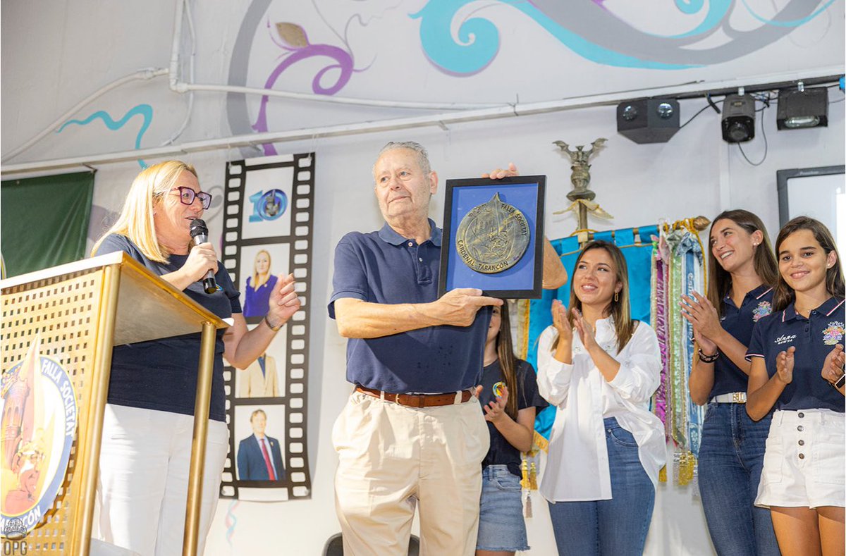 Sentit homenatge a Santiago Soro.

En el dia d'ahir i amb motiu de la visita dels membres de Junta Local Fallera per a visitar la confecció de les carrosses de la batalla de flors, es va realitzar un sentit homenatge a l'artista i comissionat de la nostra falla Santiago Soro