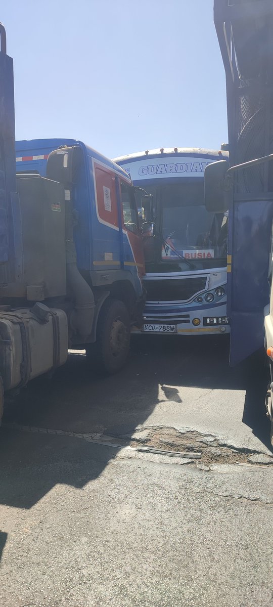 lazzoh_oti's tweet photo. Accident at  naivasha juts after the junction to naivasha town  .... @Ma3Route @citizentvkenya  no casualties  @ntsa_kenya https://t.co/eRLMEhzppj